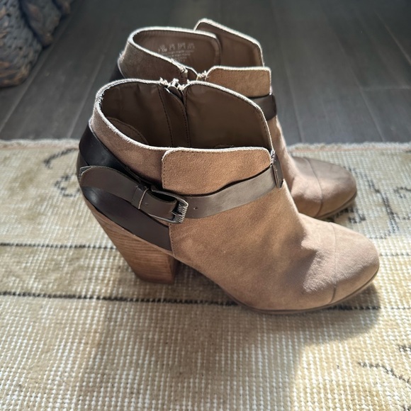 Carlos by Carlos Santana Brown Ankle Booties with Stacked Heel - Picture 2 of 3